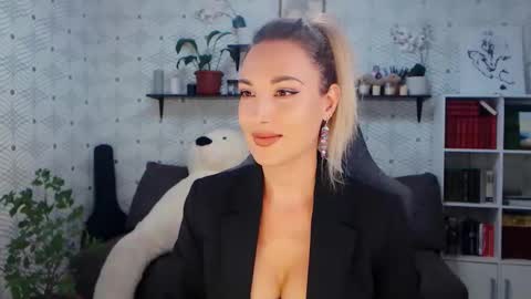 Snapshot of millaxqueen chatting on June 7, 10:08 am MillaXQueen online show from June 7, 10:08 am