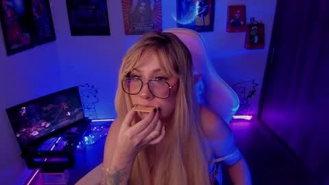 Snapshot of milly_yako chatting on December 3, 11:35 pm Monkey D Maddie online show from December 3, 11:35 pm