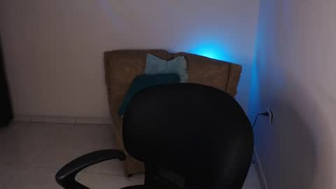 Snapshot of millyx_ chatting on May 18, 11:21 pm Emily online show from May 18, 11:21 pm