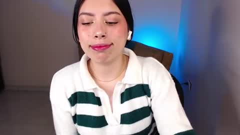 Snapshot of millyx_ chatting on June 19, 12:48 am Emily online show from June 19, 12:48 am