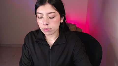 Snapshot of millyx_ chatting on June 24, 3:05 am Emily online show from June 24, 3:05 am