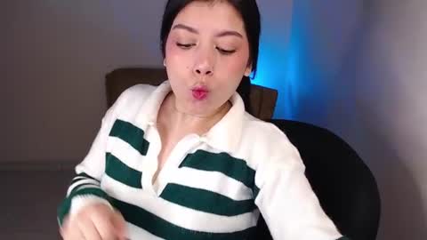 Snapshot of millyx_ chatting on July 7, 6:47 am Emily online show from July 7, 6:47 am