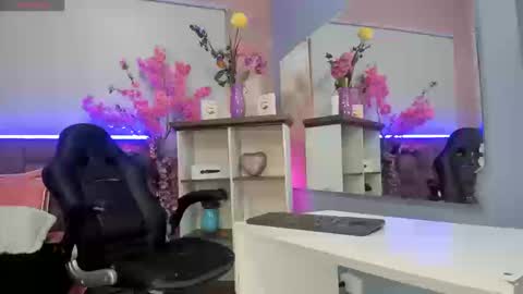 Snapshot of milu_beluci chatting on September 20, 4:19 pm  Milu Belucci  online show from September 20, 4:19 pm