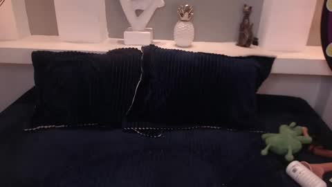 Milu Wallace  online show from December 5, 1:36 am