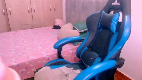 Snapshot of miluu_444 chatting on June 24, 1:37 am miluu_444 online show from June 24, 1:37 am
