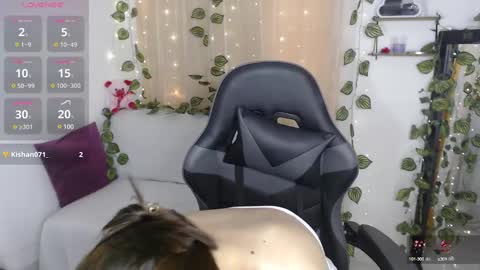 Snapshot of mily_thomson_b chatting on February 27, 8:31 pm Mily online show from February 27, 8:31 pm
