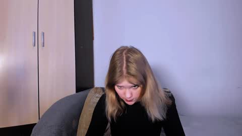 hi Im Mina  online show from December 11, 4:49 am