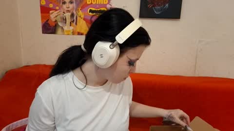 Snapshot of mindyrives chatting on February 20, 6:37 am Mindy online show from February 20, 6:37 am