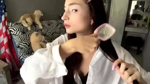 Snapshot of minhblomme chatting on September 17, 4:58 am Emilia online show from September 17, 4:58 am