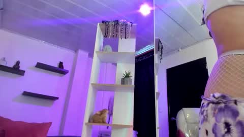 Snapshot of miniadelf chatting on February 25, 7:56 pm miniadelf online show from February 25, 7:56 pm