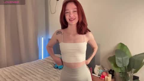 Snapshot of minicleo chatting on October 19, 2:18 pm Cleo online show from October 19, 2:18 pm