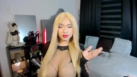 Snapshot of minty_hill chatting on February 15, 6:37 pm MARIANE online show from February 15, 6:37 pm