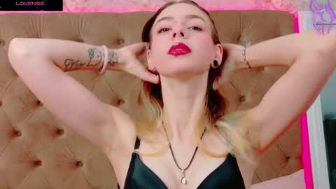 mira_lynxx online show from October 31, 4:57 am