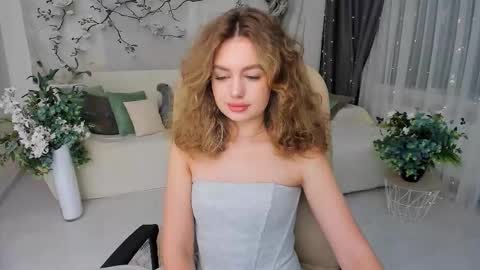 Snapshot of miraclecurly chatting on October 23, 7:23 pm Emma online show from October 23, 7:23 pm