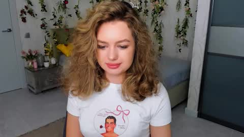 Snapshot of miraclecurly chatting on October 24, 4:14 pm Emma online show from October 24, 4:14 pm