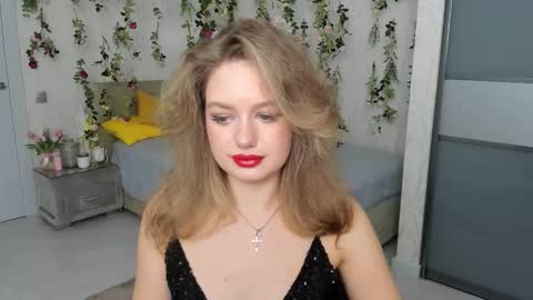 Snapshot of miraclecurly chatting on October 25, 10:01 am Emma online show from October 25, 10:01 am