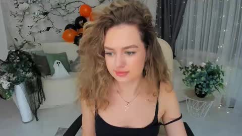 Snapshot of miraclecurly chatting on October 28, 7:27 pm Emma online show from October 28, 7:27 pm