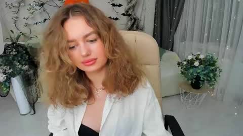 Snapshot of miraclecurly chatting on October 29, 7:15 pm Emma online show from October 29, 7:15 pm