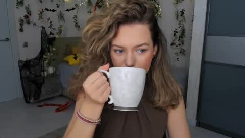 Snapshot of miraclecurly chatting on October 30, 8:20 pm Emma online show from October 30, 8:20 pm