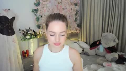 Snapshot of miraclecurly chatting on November 7, 4:07 pm Emma online show from November 7, 4:07 pm