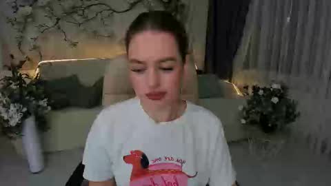 Snapshot of miraclecurly chatting on November 9, 10:02 am Emma online show from November 9, 10:02 am