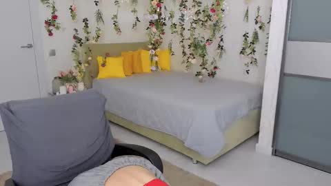 Snapshot of miraclecurly chatting on November 27, 6:21 pm Emma online show from November 27, 6:21 pm