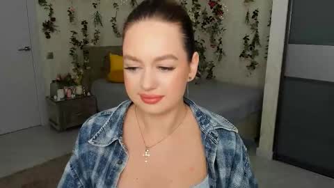 Snapshot of miraclecurly chatting on December 1, 6:02 pm Emma online show from December 1, 6:02 pm