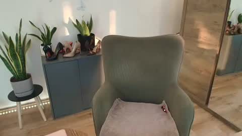 Snapshot of mirela_silver chatting on June 22, 3:19 am Mirela online show from June 22, 3:19 am