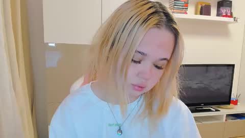 Snapshot of miss__selena chatting on February 15, 6:01 pm miss__selena online show from February 15, 6:01 pm