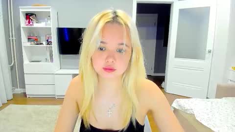 Snapshot of miss__selena chatting on November 23, 9:14 pm miss__selena online show from November 23, 9:14 pm