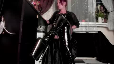 Snapshot of miss_asmodeus chatting on June 20, 9:50 pm missAsmodeus online show from June 20, 9:50 pm