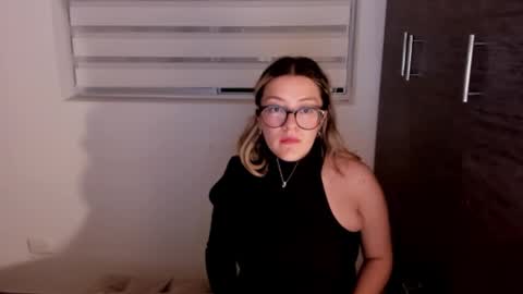 Snapshot of miss_ema1 chatting on February 20, 11:32 pm Ema online show from February 20, 11:32 pm