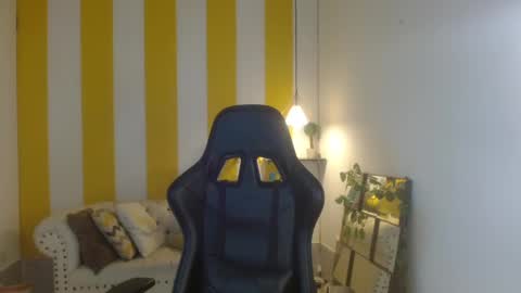 Snapshot of miss_honey1 chatting on February 6, 11:48 pm miss_honey1 online show from February 6, 11:48 pm