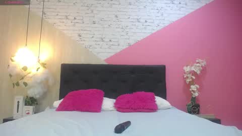 Snapshot of miss_honey1 chatting on September 17, 11:28 pm miss_honey1 online show from September 17, 11:28 pm