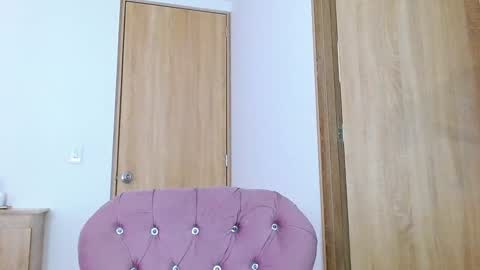 Snapshot of miss_issaa chatting on February 1, 11:32 am Isabella online show from February 1, 11:32 am