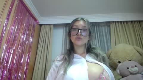 Snapshot of miss_lilieth chatting on December 17, 7:07 am lilieth online show from December 17, 7:07 am