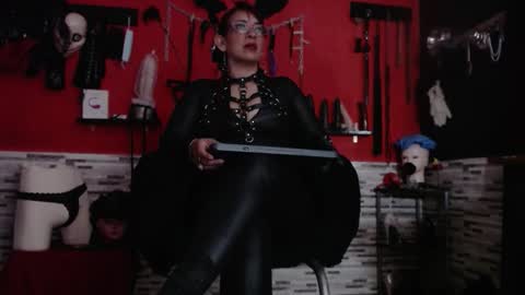 Snapshot of miss_mirandaa chatting on October 19, 11:11 am Mistress Miranda online show from October 19, 11:11 am