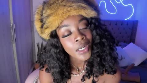 Tay Tay Independent Model   online show from January 15, 7:15 am