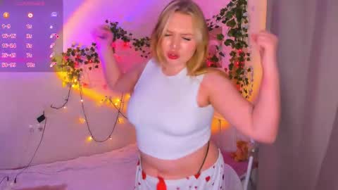 Snapshot of miss_you_babe chatting on November 12, 9:58 pm Tina Julie online show from November 12, 9:58 pm