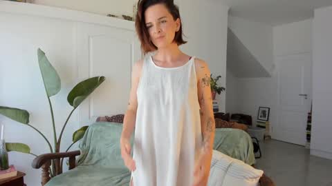 Alexandra Thorn online show from December 1, 9:25 am