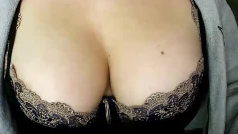 Snapshot of missbiny chatting on June 3, 3:06 pm Avamlash online show from June 3, 3:06 pm