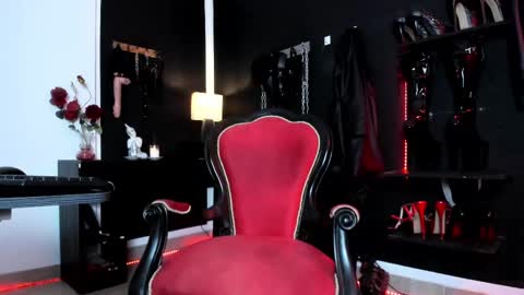 Snapshot of missdarklady chatting on February 11, 9:56 pm Missdarklady online show from February 11, 9:56 pm