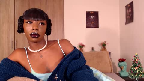 Snapshot of missemilie1 chatting on December 13, 7:53 pm Emilie Diaz online show from December 13, 7:53 pm