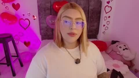 missevans_ online show from February 8, 10:24 pm