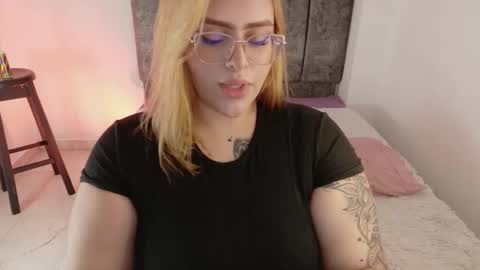 missevans_ online show from April 1, 3:09 pm