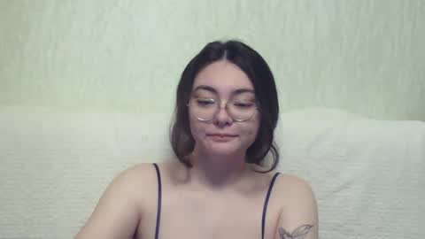 Snapshot of missis_mona chatting on December 23, 8:22 am missis mona online show from December 23, 8:22 am