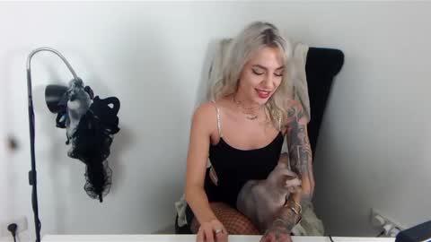 Snapshot of missjenny7 chatting on December 18, 10:02 pm MissJenny7 online show from December 18, 10:02 pm