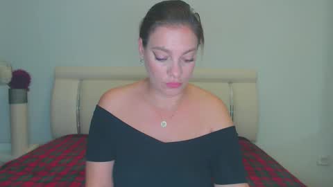 Snapshot of misskhloe chatting on October 18, 2:03 am Khloe online show from October 18, 2:03 am