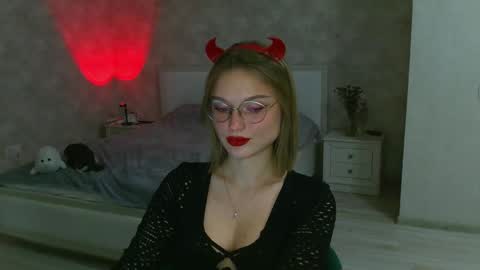 Snapshot of missmariat chatting on October 24, 6:48 pm OneGoddess online show from October 24, 6:48 pm