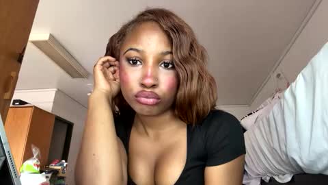 missmarimac online show from February 25, 4:05 pm